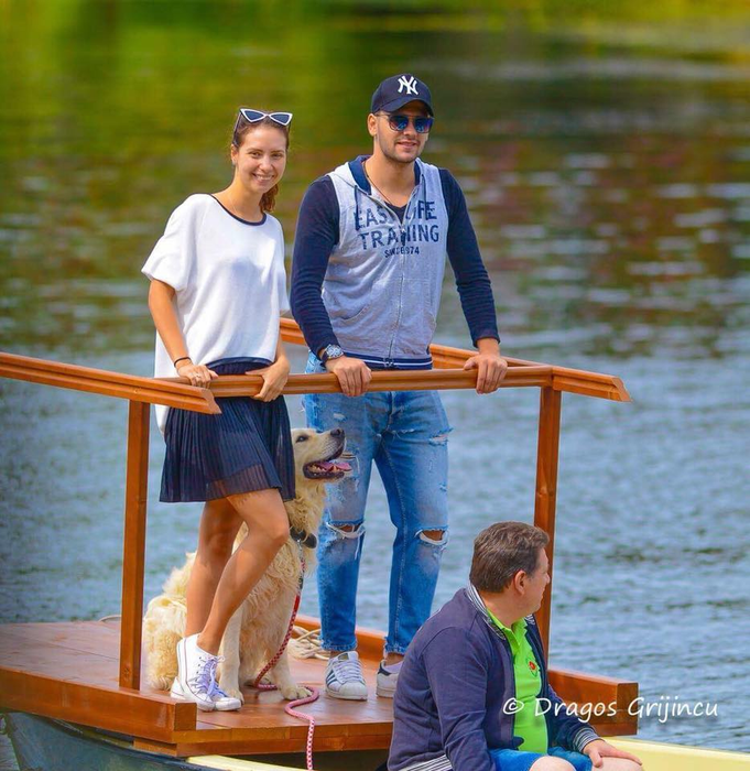 Oana Zavoranu, pozată într-o poziție de infarct în timp ce stă la plajă în costum de baie. Detaliile surprinzătoare de pe posterior