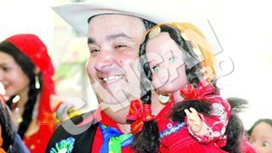 Regele Florin Cioaba e mandru de Lulica! Varianta tiganeasca a lui Barbie costa 150 de lei