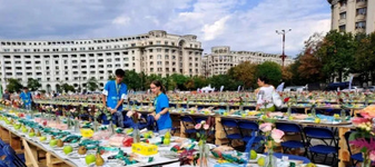 Bucureștiul stabilește un record mondial: 20.000 de oameni au mâncat împreună la o masă lungă de 5,4 km