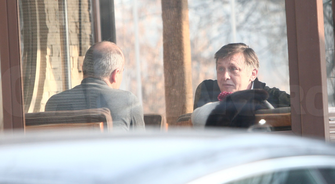 Pun la cale salvarea partidului după dezastrul din alegeri? Imagini exclusive! Cel mai apropiat jurnalist de preşedinte, întâlnire secretă cu ex-şeful PNL!