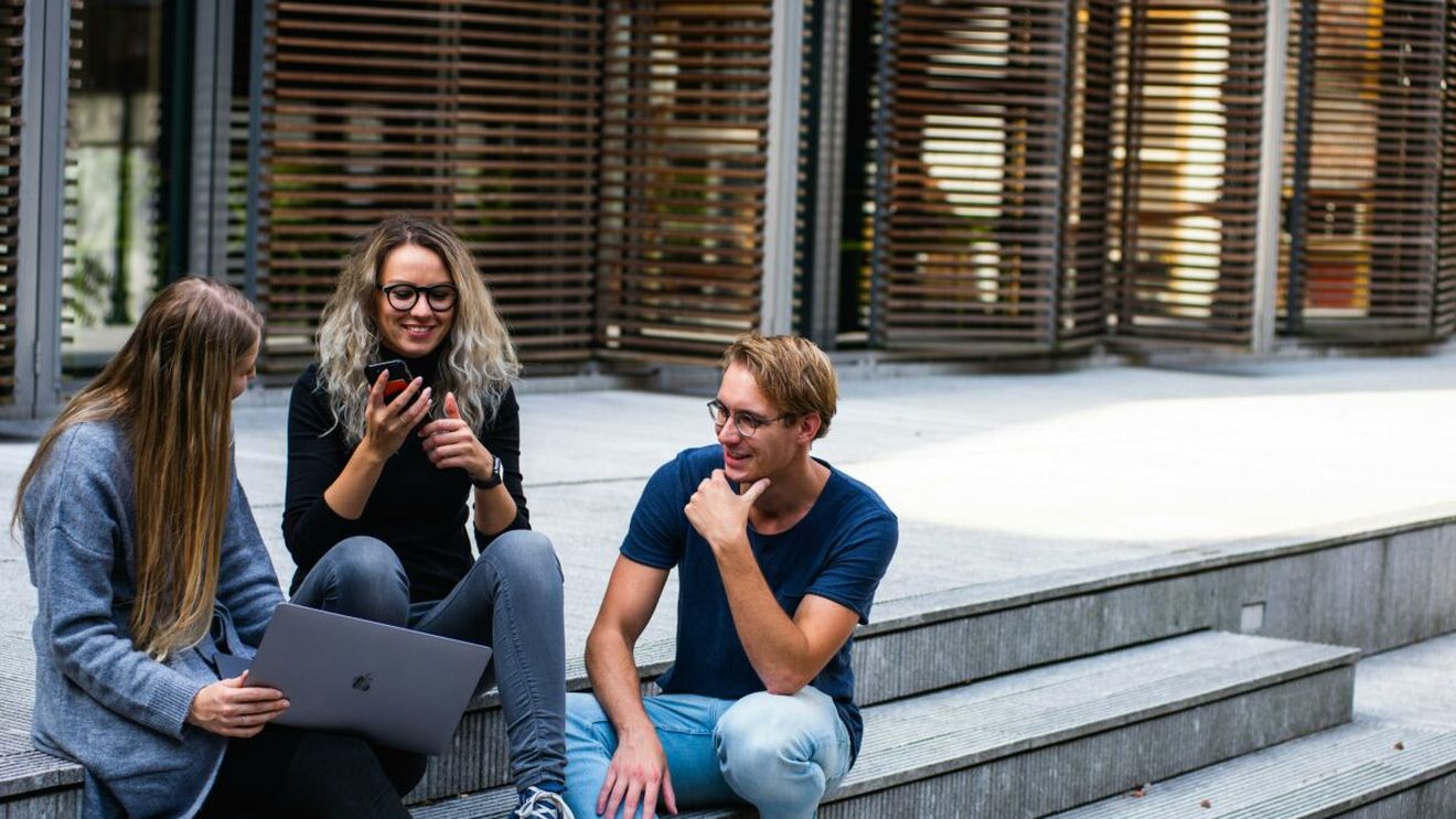 NU E O GLUMĂ! Cât a plătit un student de la ASE pentru un meniu cu ciorbă și cotlet de porc la cantina universității