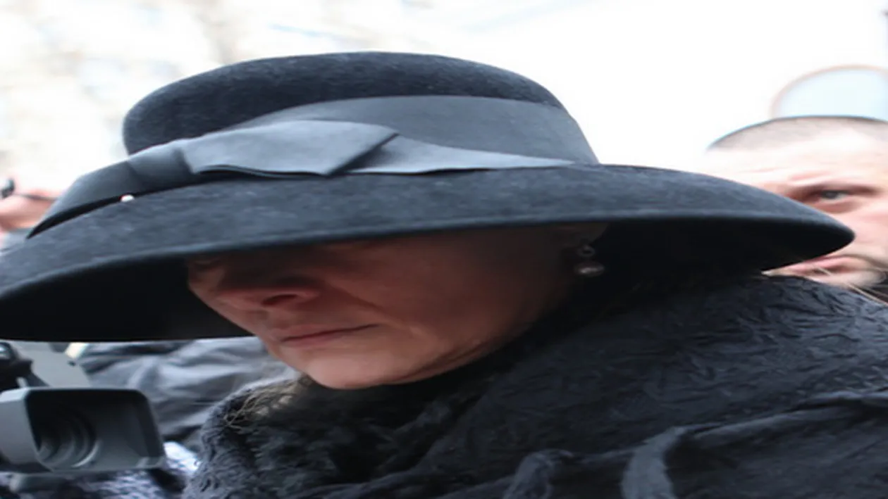 Romanita Iovan, urmarita non-stop de un barbat prin cimitir! A fortat chiar si intrarea la parastas pentru a vorbi cu ea!