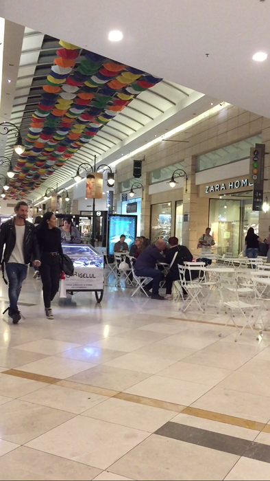 Departe de a se arăta plictisit că e "târât" la cumpărături, Adrian i-a oferit sfaturi pertinente lui Ruby