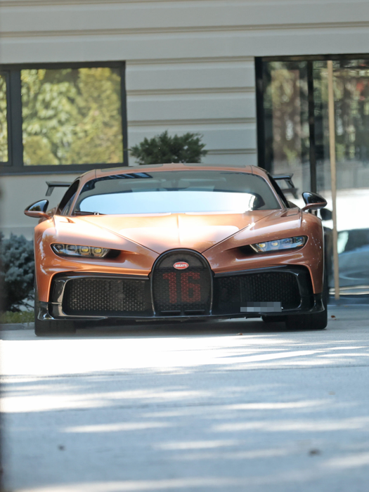 Tristan Tate îi prezintă brunetei caii putere deținuți de Bugatti-ul său/ (Sursa: CANCAN.RO)