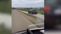 Panică pe o șosea din Maramureș. Șoferul unui Audi a mers pe contrasens, apoi a intrat pe trotuar