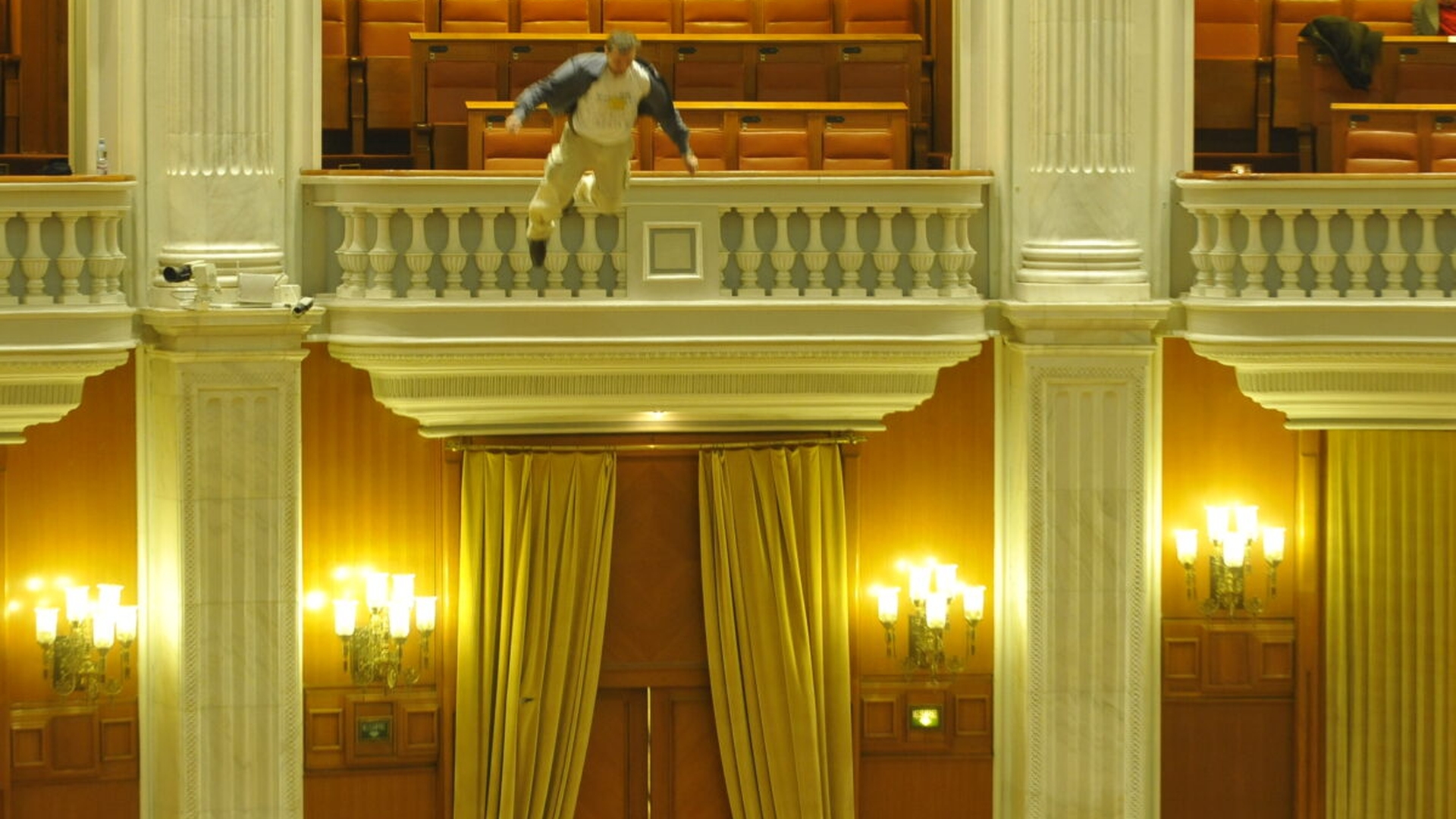 Când disperarea a căzut din balconul Parlamentului. Ce ne amintim azi despre gestul lui Adrian Sobaru
