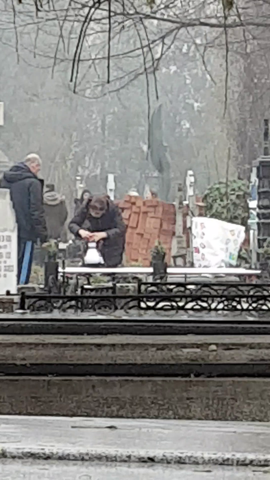 Văduva lui Fane Spoitoru
i-a împodobit mormântul 
celui mai cunoscut interlop al României