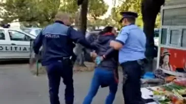 Femeie încătușată de polițiști în Ploiești pentru că vindea zarzavaturi la colț de stradă! Reacția martorilor: „Pe ăia care fură nu aveți curaj să îi luați!”