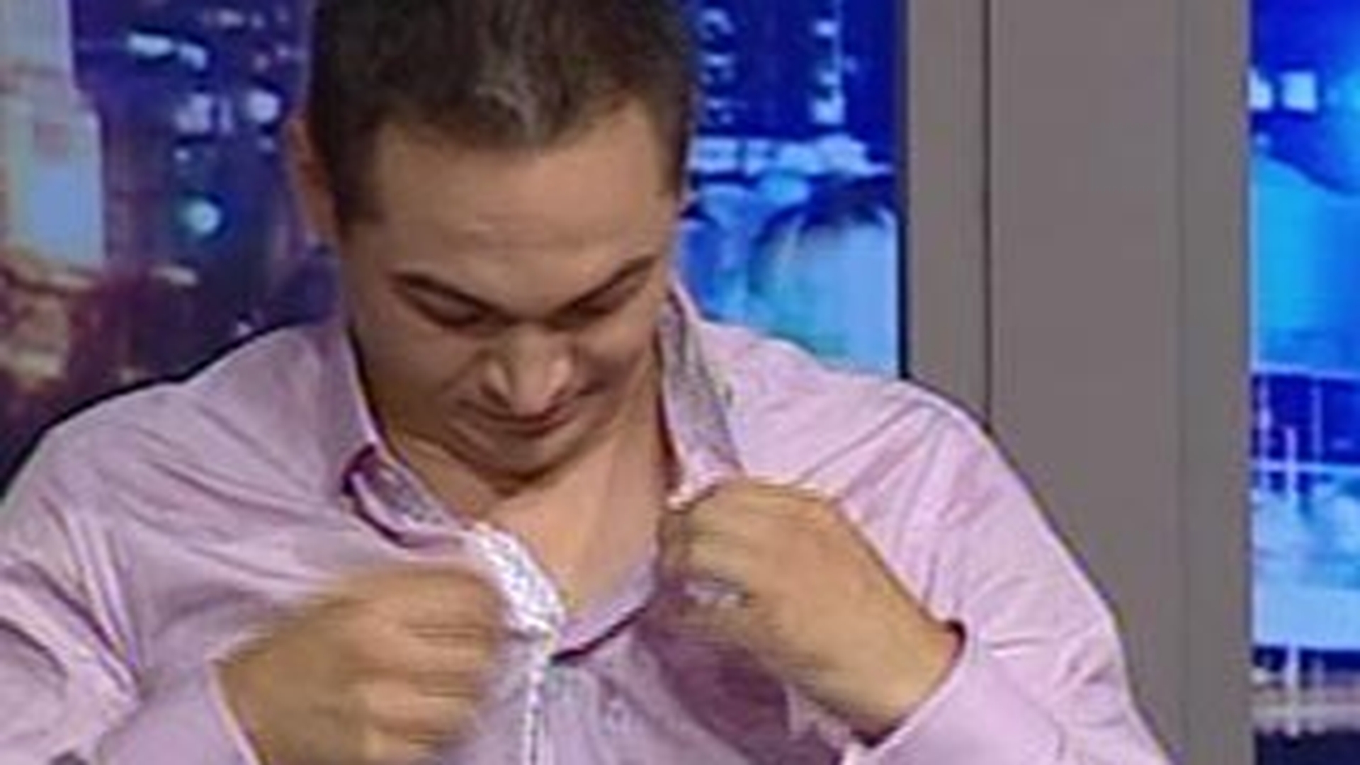 VIDEO Gest incredibil! Proful de religie si-a dat camasa jos de pe el! Eleva "violata", bulversata: "Nu stiam de acel semn particular"
