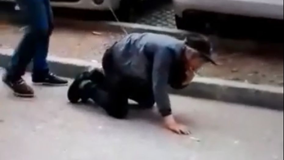Să vezi și să nu crezi! Un individ din Gorj a fost filmat în timp ce se plimbă pe străzi cu un bărbat ținut în lesă