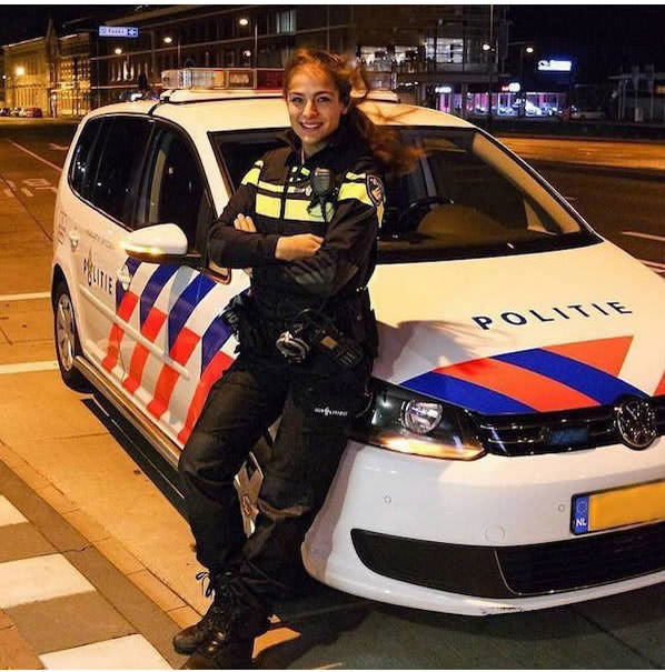 Cea mai sexy poliţistă a devenit model! Imagini incendiare cu aceasta