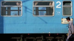 Sindicatele din CFR ameninta cu blocarea trenurilor daca le vor fi reduse salariile