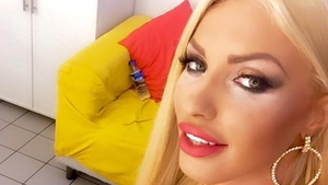 Cea mai perversa fotografie a verii! Loredana Chivu a desfacut picioarele si s-a vazut...