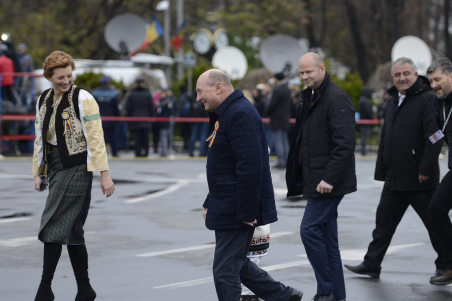 Traian Băsescu, unul dintre nepoți și fiica sa, Ioana, surprinși cu câteva minute înainte de a începe parada militară de 1 Decembrie din București © CANCAN.RO