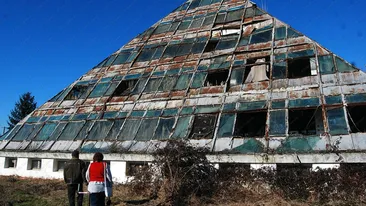 Misterele piramidei din Pitesti! Ce lucruri BIZARE se intampla in monumentul ramas in paragina!