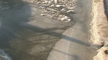 Traficul fluvial este blocat pe mai multe cai din cauza podurilor de gheata