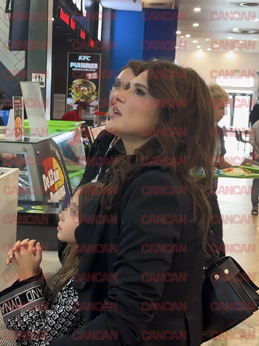 Actrița și amica ei au ales să-și comande fiecare câte o salată