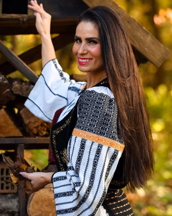 Daniela Ploia este supranumită sexy-folclorista (Foto: Instagram)