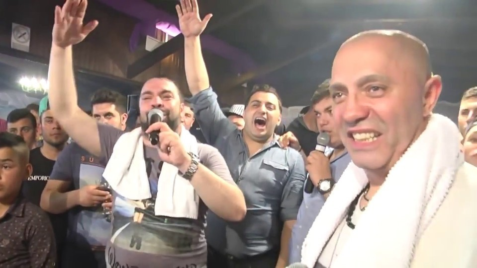 Momente groaznice la Petroșani! Nicolae Guță, bătut în localul său, interlopii l-au băgat în WC