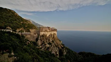 Dieta incredibilă pe care o țin călugării de pe Muntele Athos. Ce mănâncă, de fapt, cei mai sănătoși oameni din lume