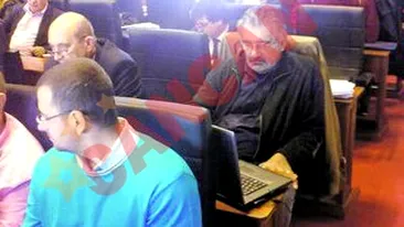 Joaca poker in timpul sedintei