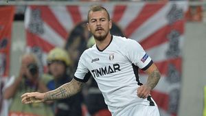 Super-atacantul din Liga I s-a cuplat cu o bombă sexy! Detalii exclusive despre noua cucerire a lui Denis Alibec
