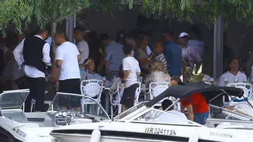 Pontoanele de pe lacul Snagov s-au transformat in Riviera Franceza! Va spunem doar ca aici sampania se bea la... roaba!