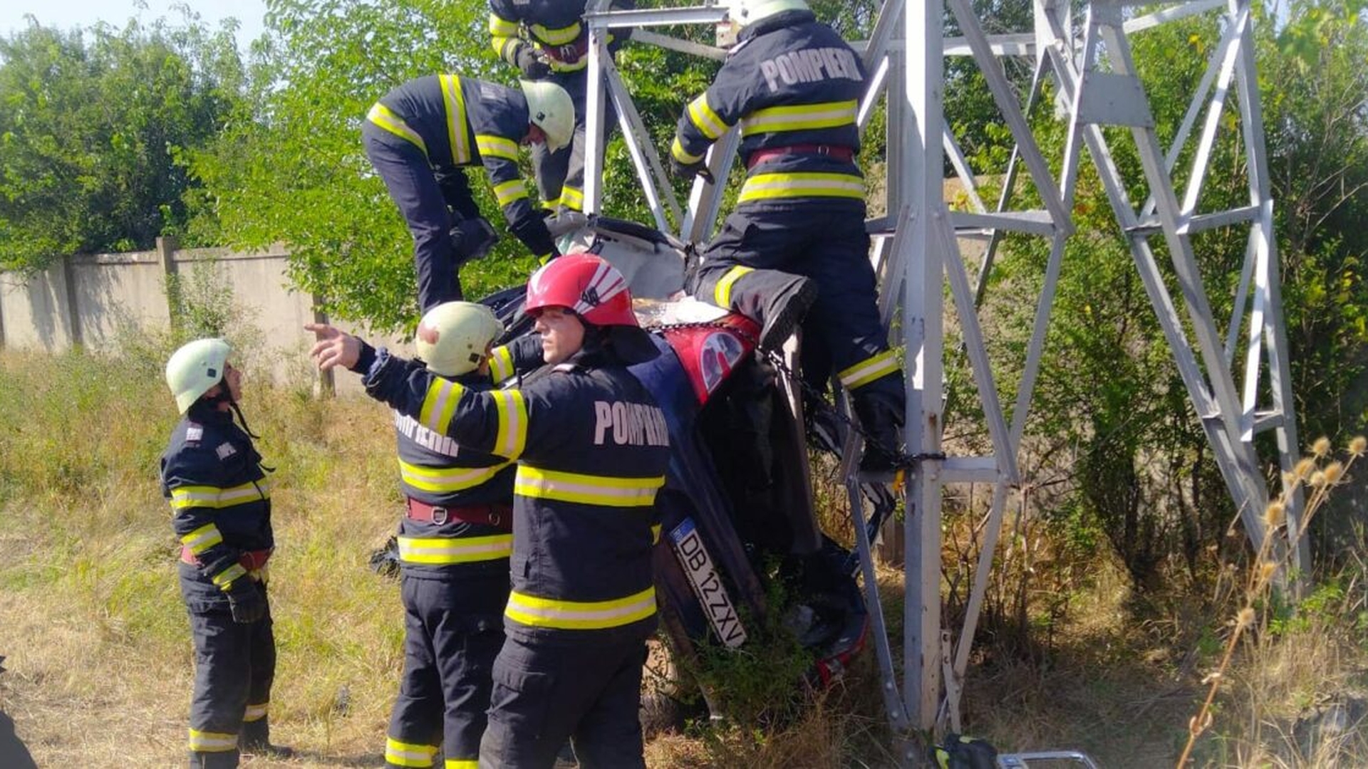 Accident cumplit în Dâmbovița. Un șofer s-a izbit cu mașina de un stâlp de electricitate și a rămas suspendat