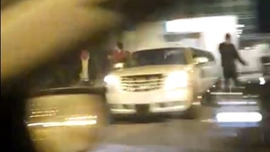 VIDEO EXCLUSIV. Imagini de la eliberarea unui şmecher! ”Tovarăşii” l-au aşteptat ca gansterii, cu limuzina de 7 metri la poarta închisorii!