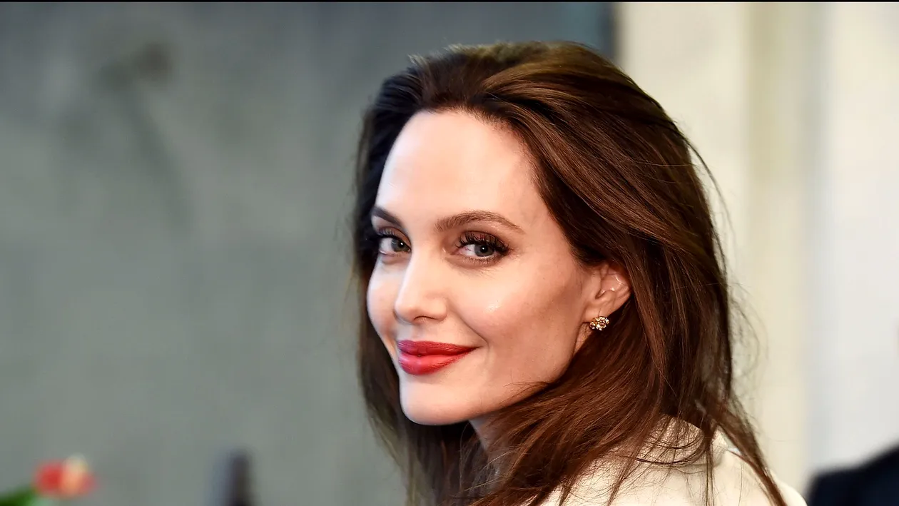 Angelina Jolie se mărită pentru a patra oară? La un an după divorţ, actriţa şi-a refăcut viaţa alături de un bărbat misterios