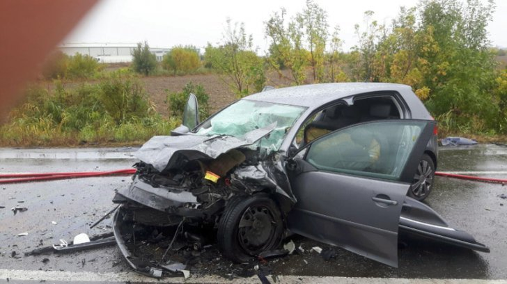 Accident teribil pe DN 2. Patru maşini implicate, un mort şi 14 răniţi. Patru persoane sunt încarcerate