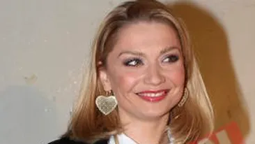 Cristina Cioran o trage de par si o saruta pe Raluca Lazarut