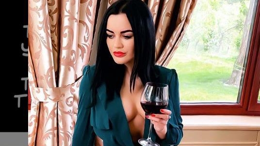Fanii, în delir! Cum a apărut Carmen de la Sălciua pe stradă: ”Ce sâni nebunatici ai!”