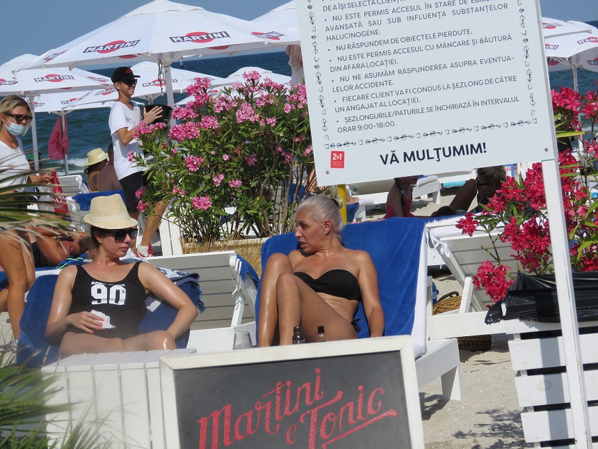 Sorana Darclee a schimbat impresii cu o prietenă, la plajă