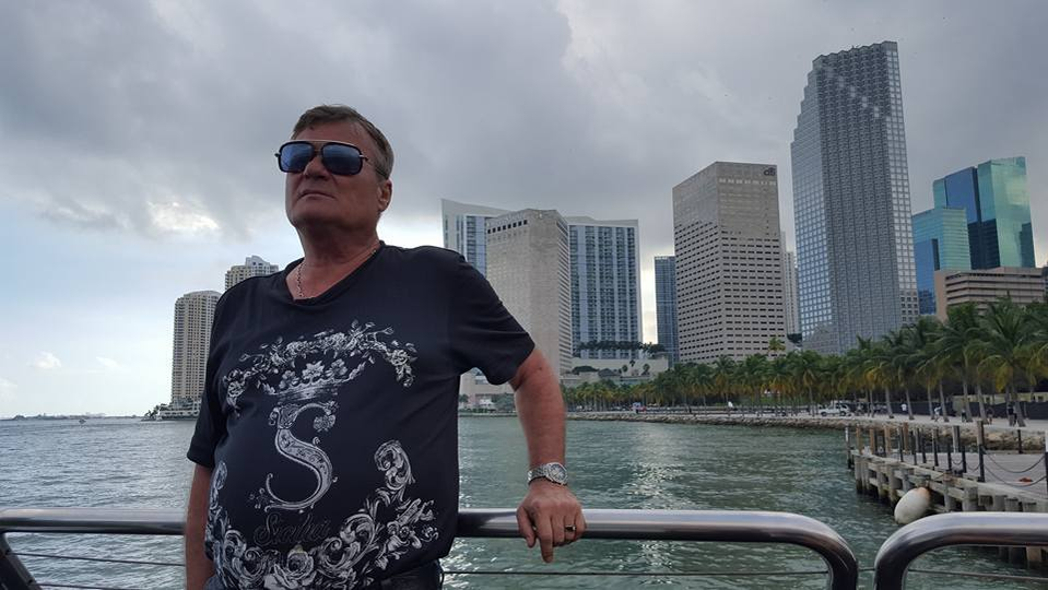 ”Fostul” Mădălinei Pamfile e printre cei mai bogaţi şi excentrici colecţionari de artă din România! ”Baronul luxului” şi-a ”personalizat” Lamborghini-ul cu numele lui