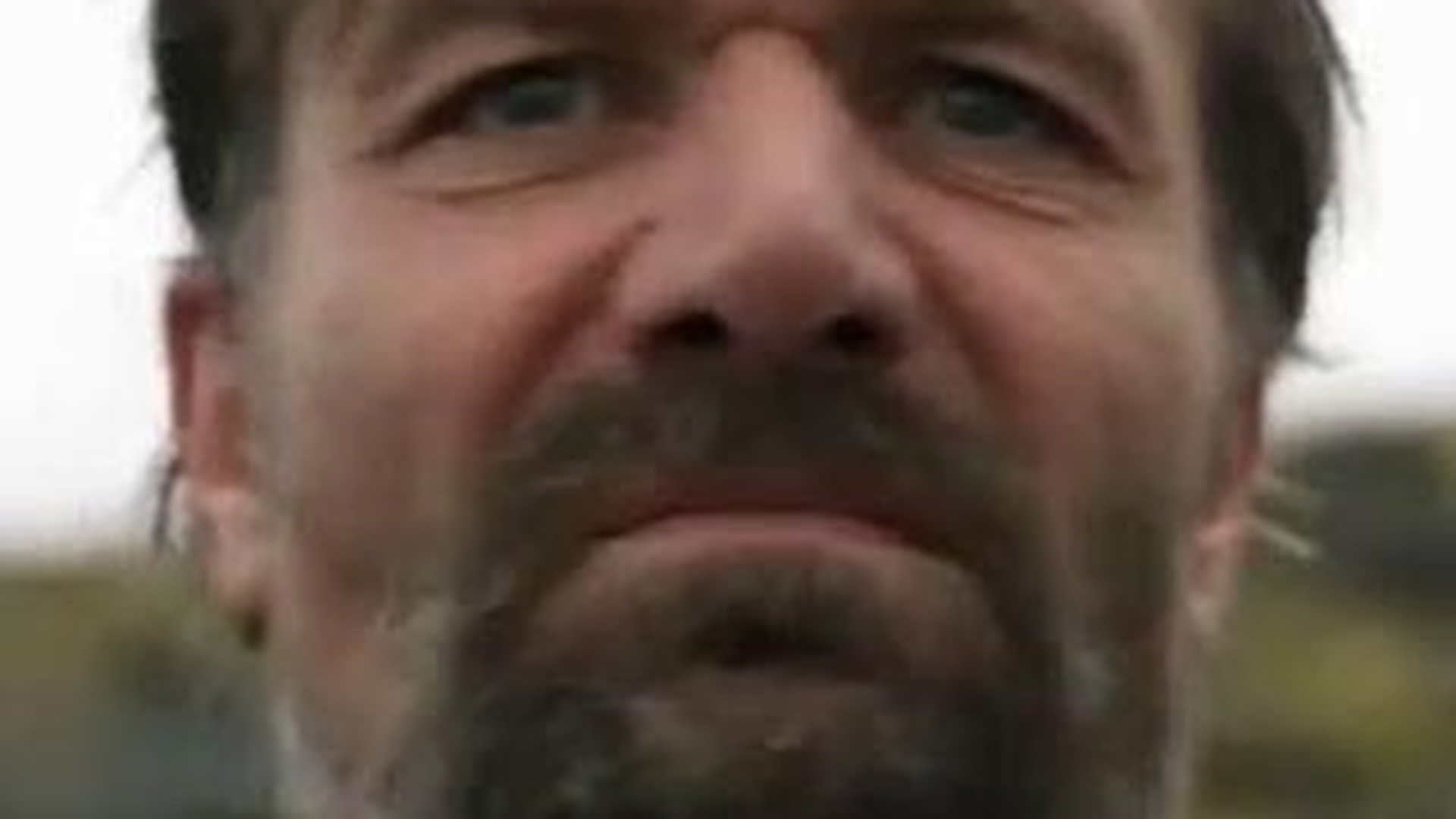 VIDEO Zici ca n-are sange in el! Uite-l aici pe omul "termostat" cum face o baie intr-o apa aproape inghetata!