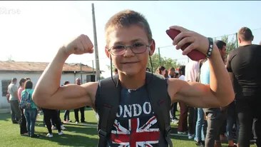 Abia acum au apărut pozele de astă-vară! Cum s-a afişat MICUL HERCULE pe plajă! La 12 ani e un pachet de muşchi