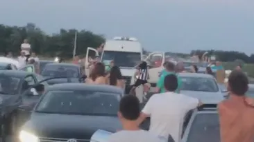 Au petrecut ca in club in timp ce erau blocati pe Autostrada Soarelui! Imagini BESTIALE cu cei mai veseli romani
