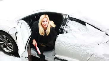 Foarte entuziasmată de prima ninsoare! Dana Rogoz nu renunţă la stil, nici când îşi curăţă maşina de zăpadă!