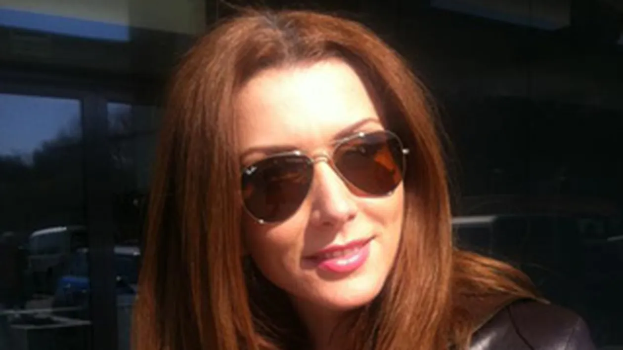 Carmen Bruma si-a schimbat look-ul, iar fanii ei spun ca seamana cu Bianca Dragusanu. Tu ce crezi?