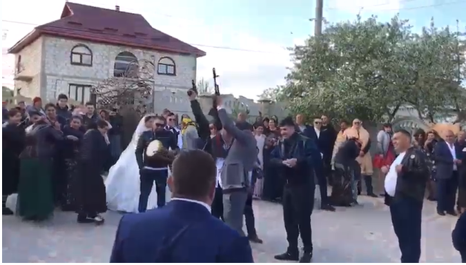 Au tras cu mitraliera și pistolul la petrecere. Adi Minute a cântat printr-o ploaie de gloanțe