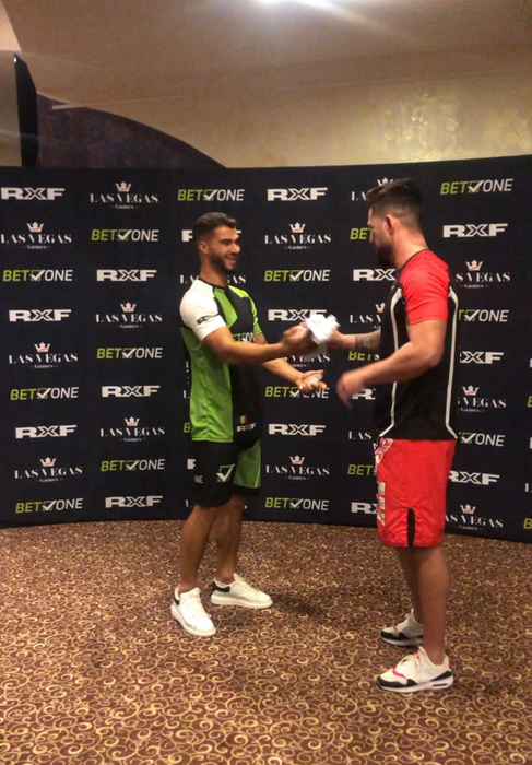 IMAGINI EXCLUSIVE! Fratele lui Culiţă Sterp, cadou inedit pentru adversarul său, Ricardo Filip, înainte de marele meci de MMA