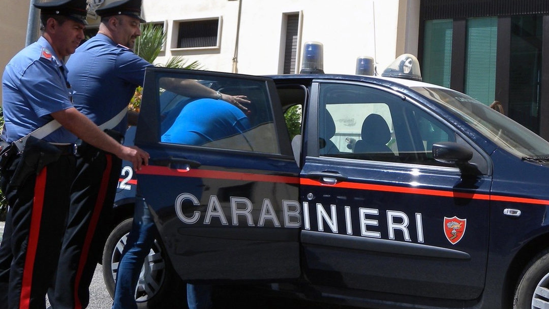 Jaf halucinant! Doi români au furat o maşină cu tot cu poliţist în Italia!