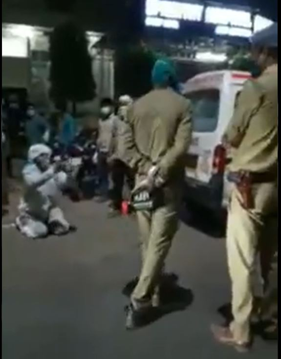 O femeie din India care avea COVID ​a murit după ce polițiștii i-au luat butelia de oxigen ca să ajute un VIP. Imaginile sfâșietoare cu fiul pacientei care i-a implorat în genunchi să nu ia recipientul | VIDEO