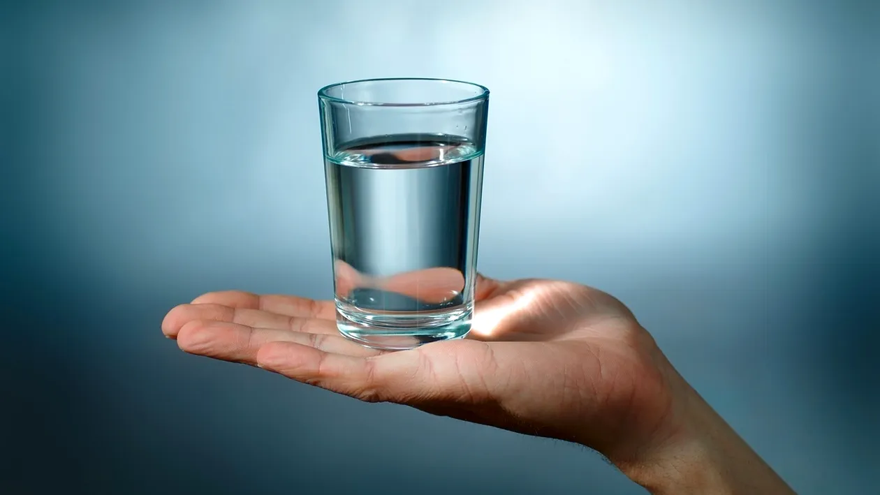 Ce se întâmplă dacă bei prea multă apă. Specialiştii explică ce putem păţi