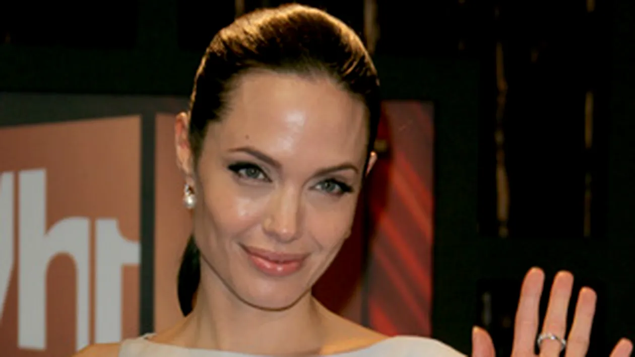Angelina vrea sa adopte un copil din Haiti