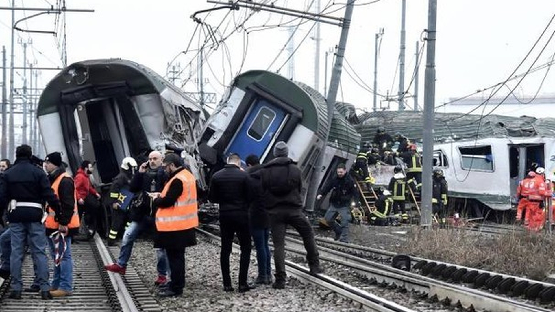 Cel puţin doi morţi şi zece răniţi în Italia, după ce un tren a deraiat