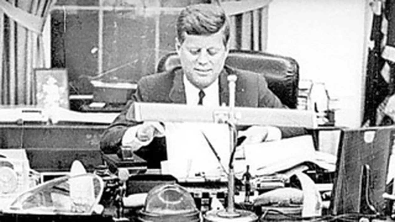 Povestea unei fotografii istorice: copilul de sub Biroul Oval!