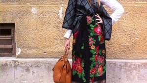 Credeati ca va mai poate soca cu vreo aparitie? Iulia Albu s-a imbracat in blugi si a facut shopping intr-o... macelarie!