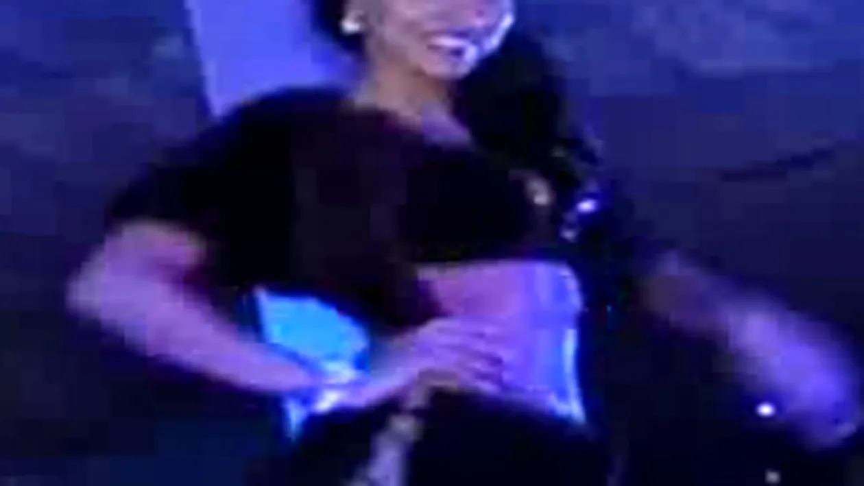 VIDEO Adelina Pestritu si Laurette au innebunit! S-au imbracat in costume de baie din blana la 30 de grade